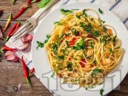 Спагети Алио е олио с люти чушки, зехтин, чесън, пармезан и магданоз - снимка на рецептата